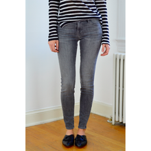 Load image into Gallery viewer, FRAME Le Skinny de Jeanne Chambers Grey Low Rise Skinny Jeans